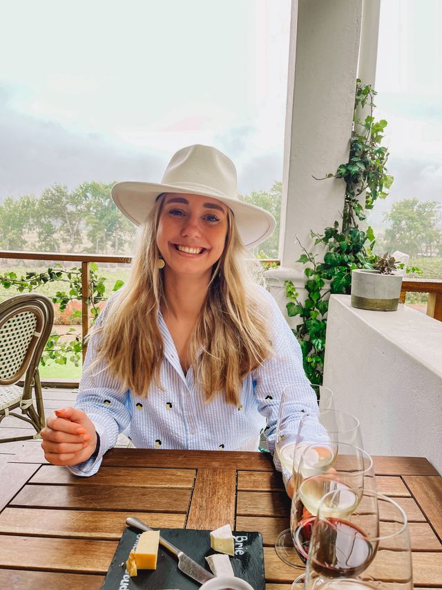 “Na vier maanden alleen op reis te zijn geweest en daarvoor al heel wat van de wereld te hebben gezien, werd het voor mij duidelijk: ik wil van mijn passie mijn werk maken! Mijn lievelingsplekken zijn plekken waar de natuur je écht klein laat voelen. Van Kenia tot Zuid-Afrika, niets gaat voor mij boven het oog in oog staan met olifantenfamilies, uren lang rijden over uitgestrekte savannevlaktes en het genieten van de Afrikaanse ondergaande zon, met een drankje in de bush tussen alle natuurgeluiden! Maar ik kan ook erg genieten van mooie wandelingen en een heerlijke tropische afsluiting onder de Afrikaanse zon, bijvoorbeeld op de Seychellen. Ik hoop mensen met mijn enthousiasme aan te steken en op een eerlijke manier een stukje van onze prachtige wereld te kunnen laten zien!