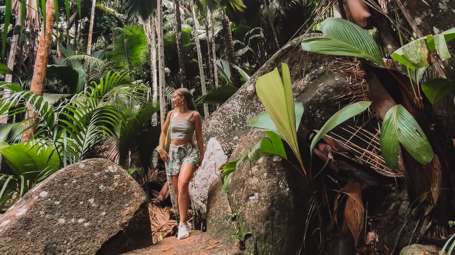 “Na vier maanden alleen op reis te zijn geweest en daarvoor al heel wat van de wereld te hebben gezien, werd het voor mij duidelijk: ik wil van mijn passie mijn werk maken! Mijn lievelingsplekken zijn plekken waar de natuur je écht klein laat voelen. Van Kenia tot Zuid-Afrika, niets gaat voor mij boven het oog in oog staan met olifantenfamilies, uren lang rijden over uitgestrekte savannevlaktes en het genieten van de Afrikaanse ondergaande zon, met een drankje in de bush tussen alle natuurgeluiden! Maar ik kan ook erg genieten van mooie wandelingen en een heerlijke tropische afsluiting onder de Afrikaanse zon, bijvoorbeeld op de Seychellen. Ik hoop mensen met mijn enthousiasme aan te steken en op een eerlijke manier een stukje van onze prachtige wereld te kunnen laten zien!