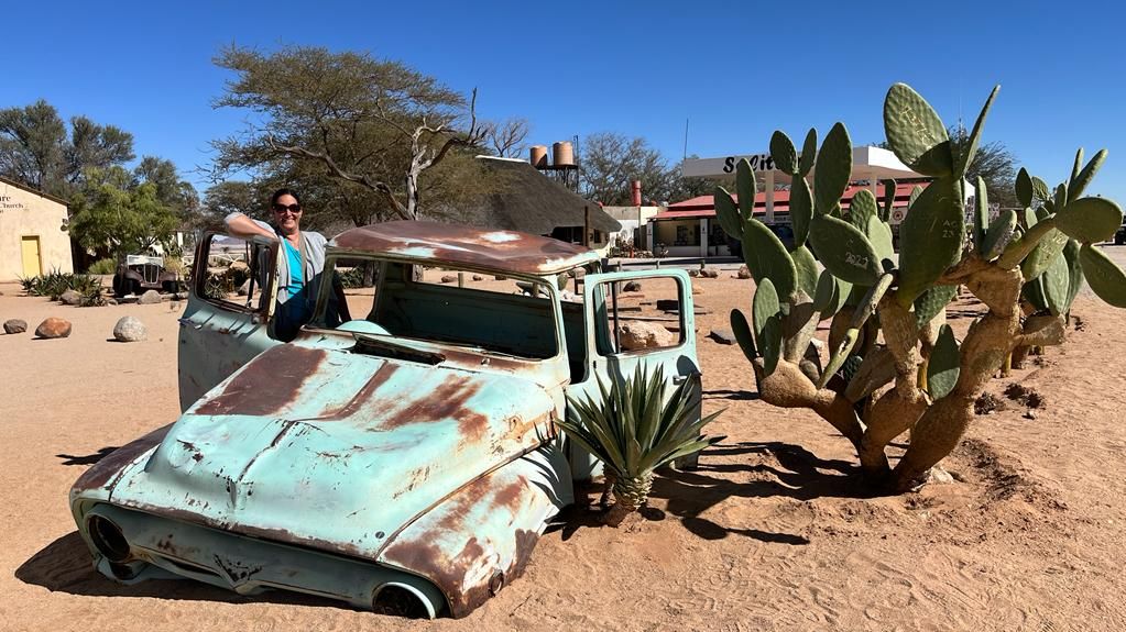 "Namibië is voor mij de ultieme self drive bestemming. Ik vind het heerlijk om over de rustige wegen te rijden door de indrukwekkende landschappen. Als woestijnliefhebber zijn de Sossusvlei en Damaraland de must see locaties in dit land voor mij. De uitgestrekte sterrenhemel is hier ook echt fantastisch!"