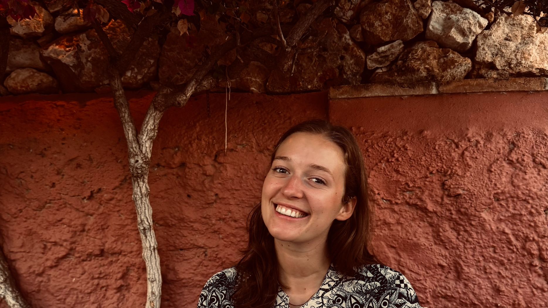 "Reizen is voor mij altijd al een passie geweest. Vanaf jongs af aan heb ik verschillende mooie bestemmingen leren kennen. Het leukste aan reizen vind ik het ontdekken van de cultuur, het aanpassen aan de lokale bevolking en alle ‘secret spots’ te weten te komen. Afrika wil ik nog gaan bezoeken, maar daar komt snel verandering in! Ik ben ook een echte dierenliefhebber, dus het lijkt me geweldig om alle wilde dieren te spotten. Wat mij erg aanspreekt zijn de landen Tanzania, Zuid-Afrika en Kenia."