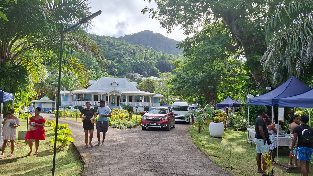 Michele en Marielle van Matoke Tours op studiereis naar de Seychellen
