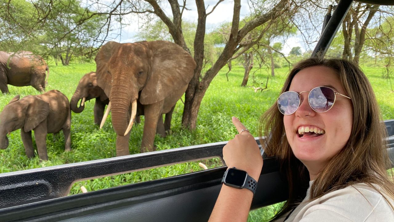 "Nog nooit heb ik zo veel dieren gezien op één dag als in de Serengeti. Wat een aantallen! Op steenworpafstand van de Grote Trek, dat was voor mij het hoogtepunt. Maar ook de wilddichtheid van de Ngorongoro, prachtige natuur in Lake Manyara én enorme olifantenkuddes in Tarangire blijven mij altijd bij. Vervolgens relaxt afsluiten op de witte stranden van Zanzibar; Tanzania heeft het allemaal. Dé perfecte combinatie van Bush & Beach. Van plan de Big 5 eindelijk af te strepen? Bezoek dan Tanzania, ik help je graag verder!"